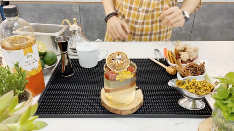 Trà cúc táo quế nóng với mật ong