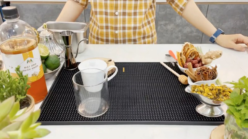 Nguyên liệu cần chuẩn bị để pha 1 ly trà cúc táo quế mật ong