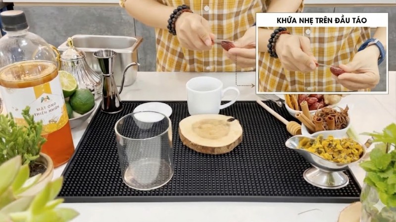 Hướng dẫn kỹ thuật khứa nhẹ trên đầu táo đỏ pha trà cúc quế nóng với mật ong AMAZINGON