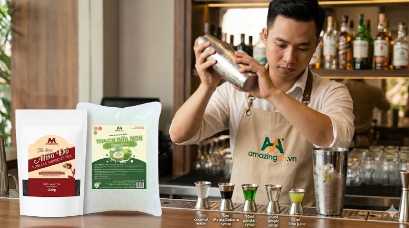 Bước 1: Cho lần lượt các nguyên liệu vào bình lắc mạnh tay trong 10–15 giây
