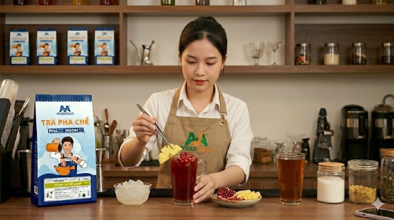 Bước 3: Trang trí hoàn thiện với thơm và hạt lựu tươi nâng cao trải nghiệm khách hàng