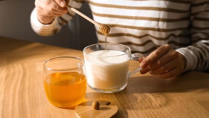 Mật ong ruồi thiên nhiên nguyên chất kết hợp sữa ấm hỗ trợ cải thiện giấc ngủ Mật ong ruồi thiên nhiên nguyên chất kết hợp sữa ấm hỗ trợ cải thiện giấc ngủ
