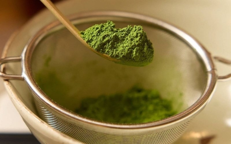 Người mua có thể kiểm tra độ mịn của bột Matcha Người mua có thể kiểm tra độ mịn của bột Matcha