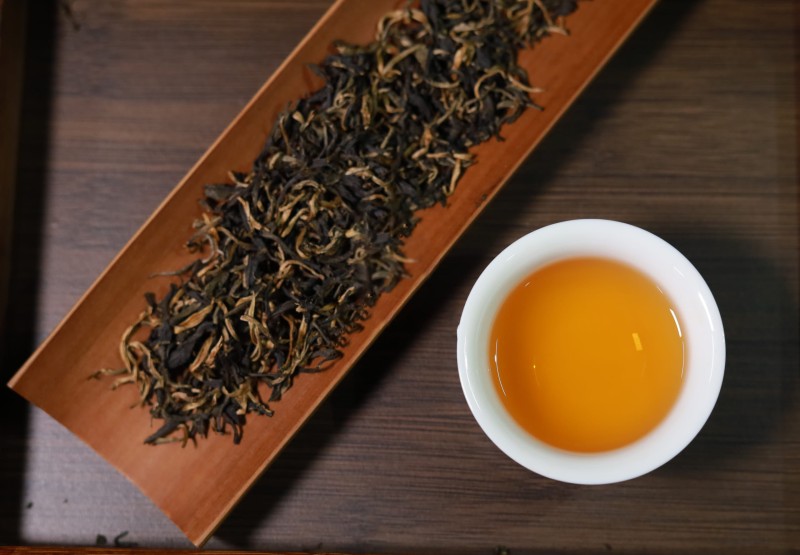 Nước trà shan tuyết màu vàng hổ phách trong vắt sau khi hãm