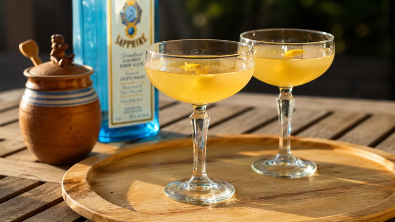 Bee's Knees ngọt ngào cùng Gin và mật ong AMAZINGON Bee's Knees ngọt ngào cùng Gin và mật ong AMAZINGON