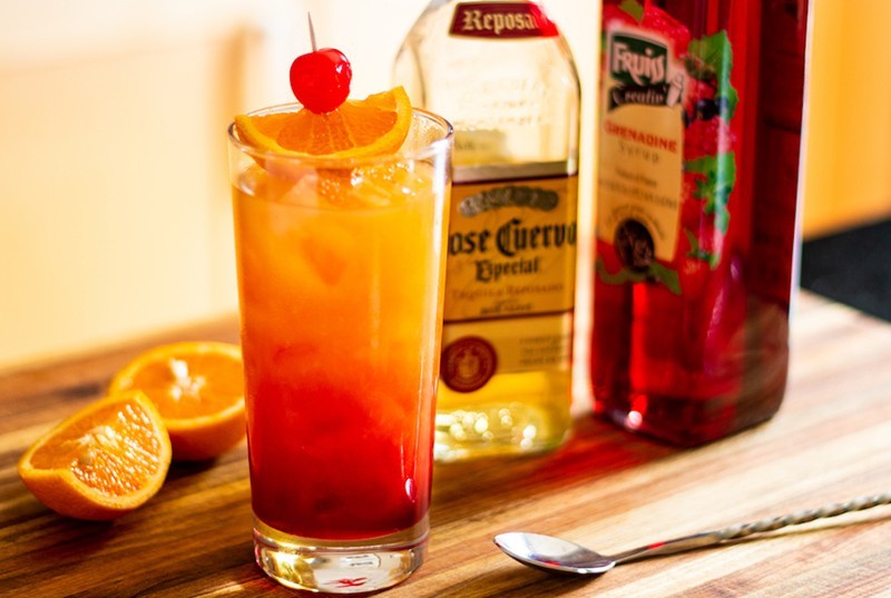Tequila Sunrise rực rỡ với nước ép cam và syrup lựu đỏ Tequila Sunrise rực rỡ với nước ép cam và syrup lựu đỏ
