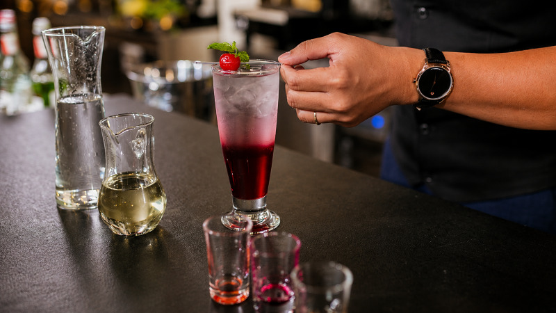 Soda pha chế là dòng đồ uống kết hợp nước có ga cùng syrup, mật ong, trái cây tươi