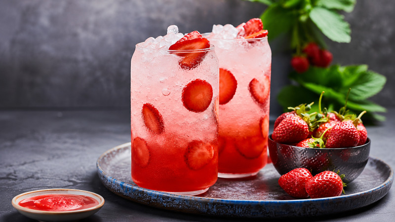 Trái cây tươi và thảo mộc ăn kèm biến ly soda từ "đồ uống" thành "trải nghiệm" cho khách hàng