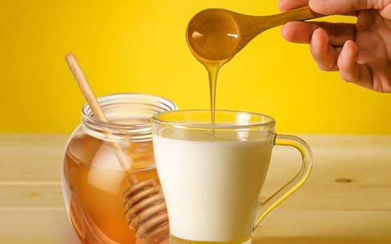 Uống mật ong với sữa ấm trước khi đi ngủ 