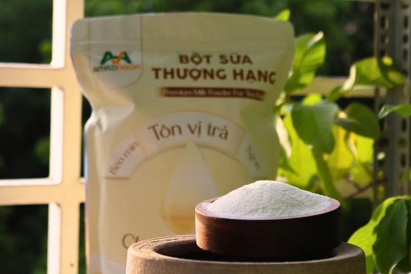 Bột sữa thượng hạng AMAZINGON giúp ly Matcha Latte béo mịn tôn vị trà Bột sữa thượng hạng AMAZINGON giúp ly Matcha Latte béo mịn tôn vị trà
