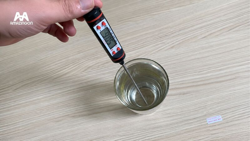 Đo nhiệt độ nước pha trà bằng nhiệt kế điện tử Đo nhiệt độ nước pha trà bằng nhiệt kế điện tử