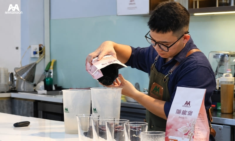 Định lượng trà nền góp phần chuẩn hóa hương vị cốt lõi của ly trà
