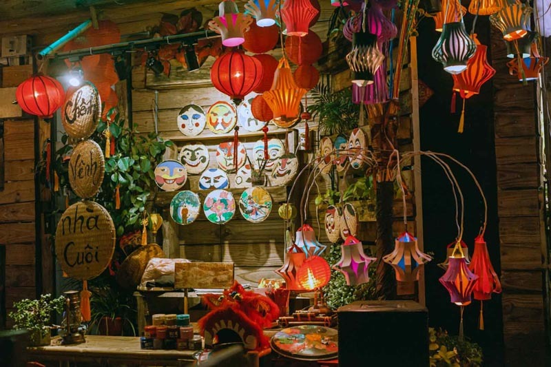 Trang trí đèn lồng và sắc vàng ánh trăng Trung Thu 2026 cho quán