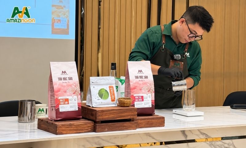 Barista thực hành pha chế cùng chuyên gia AMAZINGON trong workshop nguyên liệu