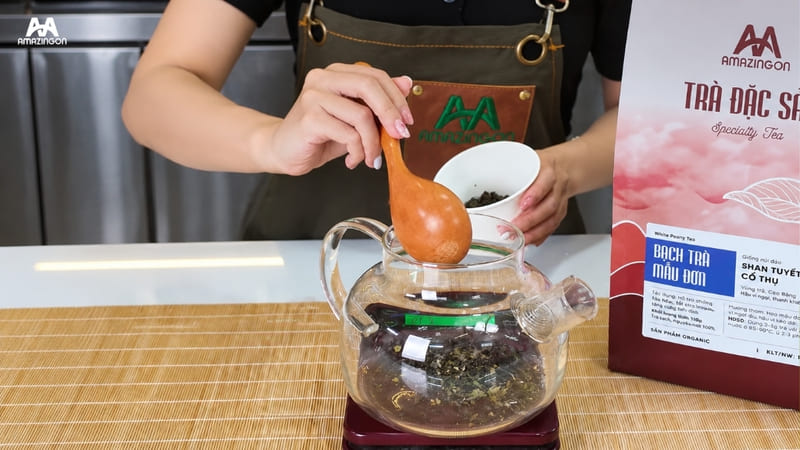 Định lượng trà và nước là yếu tố không thể bỏ qua khi pha trà