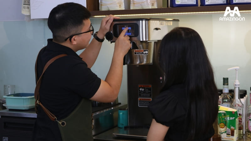 Nhân viên thiết lập thông số trên máy pha đồ uống