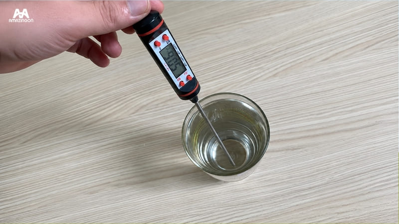 Tiến hành đo nhiệt độ nước trước khi pha trà