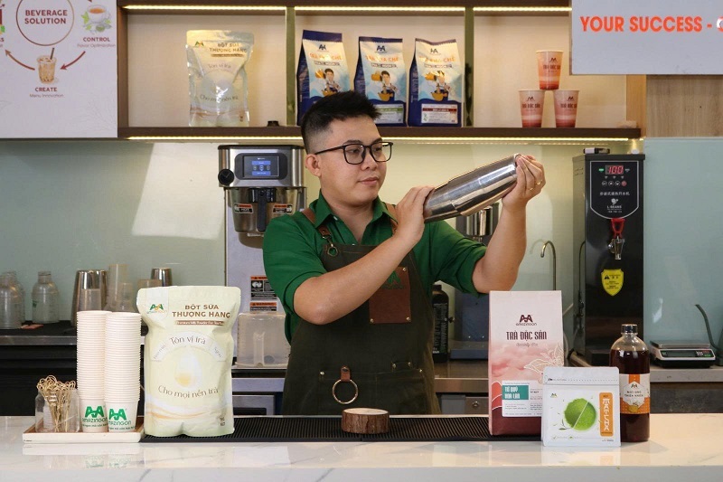 Nhân viên AMAZINGON thực hành pha chế đồ uống, kiểm tra công thức và tối ưu nguyên liệu cho menu trà
